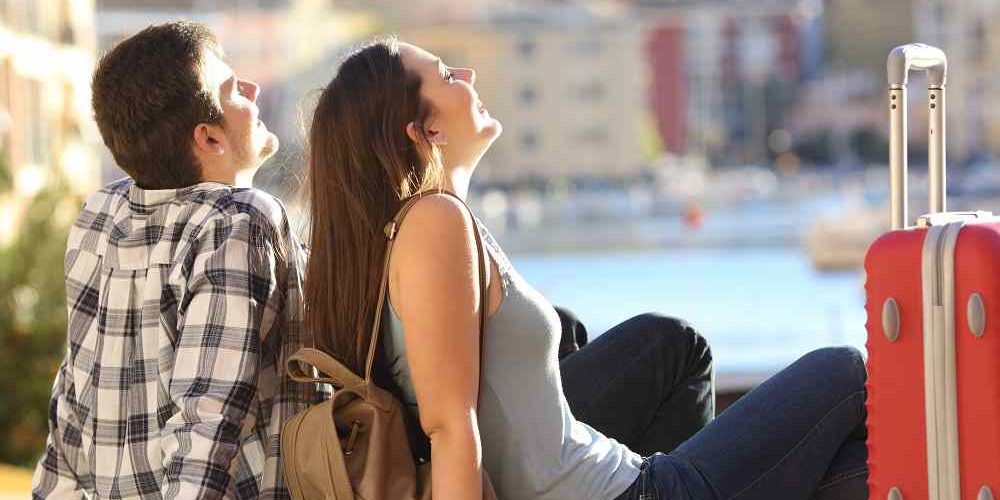 Pareja viajera con maletas Roncato